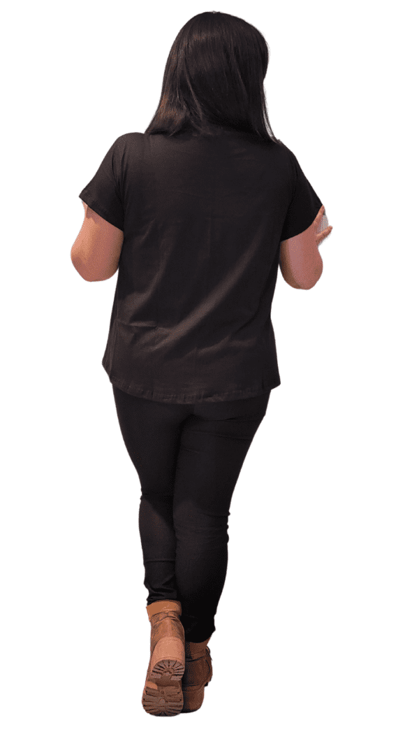 Remera básica (escote "V") - Image 8