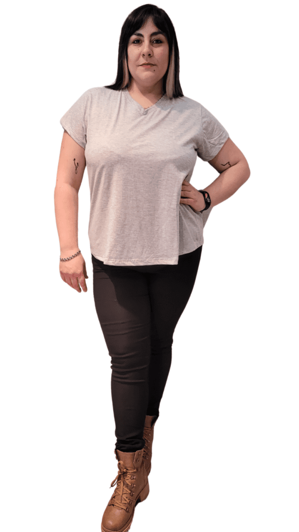 Remera básica (escote "V") - Image 6