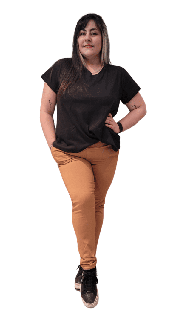 Remera básica (escote "V") - Image 5