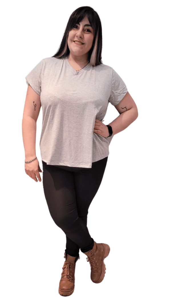 Remera básica (escote "V") - Image 4