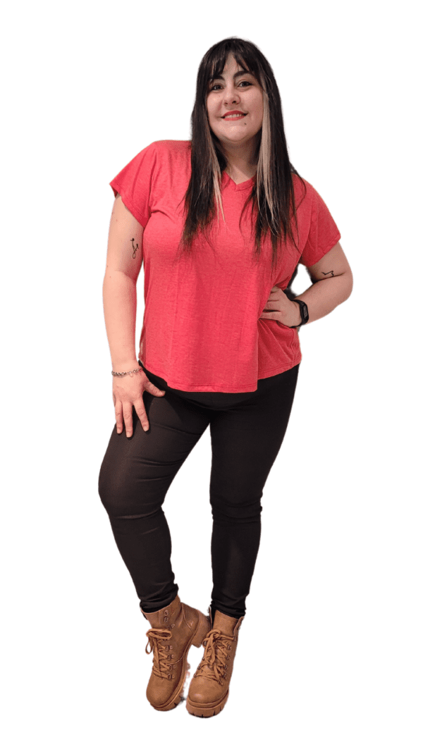 Remera básica (escote "V") - Image 13