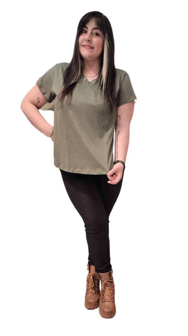 Remera básica (escote "V") - Image 11