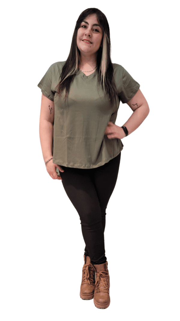 Remera básica (escote "V") - Image 10